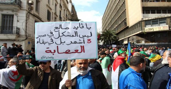 الجزائر: استمرار التظاهر ضد رموز الفساد