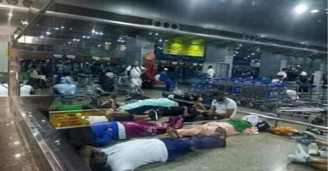 سلطات السيسي تعتدي على الجمهور الجزائري بمطار القاهرة 