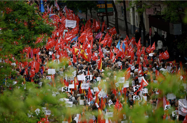 الاسبان يتظاهرون دعما لرئيس الحكومة 