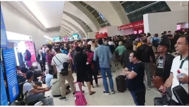 مغاربة بشرعون في الاحتجاج و الاعتصام داخل مطار دبي الدولي 