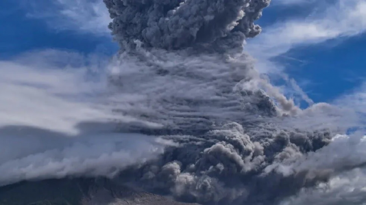 ثوران بركان سينابونج  في إندونيسيا